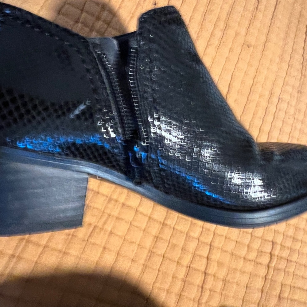 Naturalizer Zippered Ankle Boot Snake Skin Design Size 4